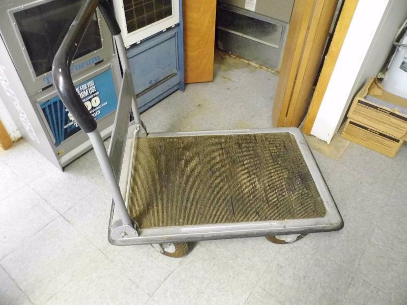 lot 29 image: Rolling Cart