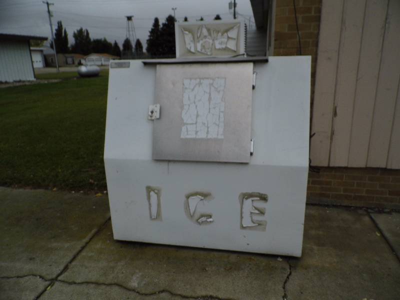lot 48 image: Ice Chest