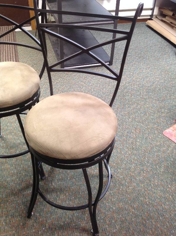 2 bar stool chairs
