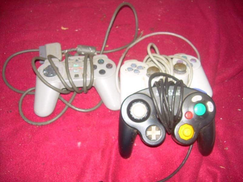 2 PLAT STATION AND 1 GAME CUBE CONTROLLER