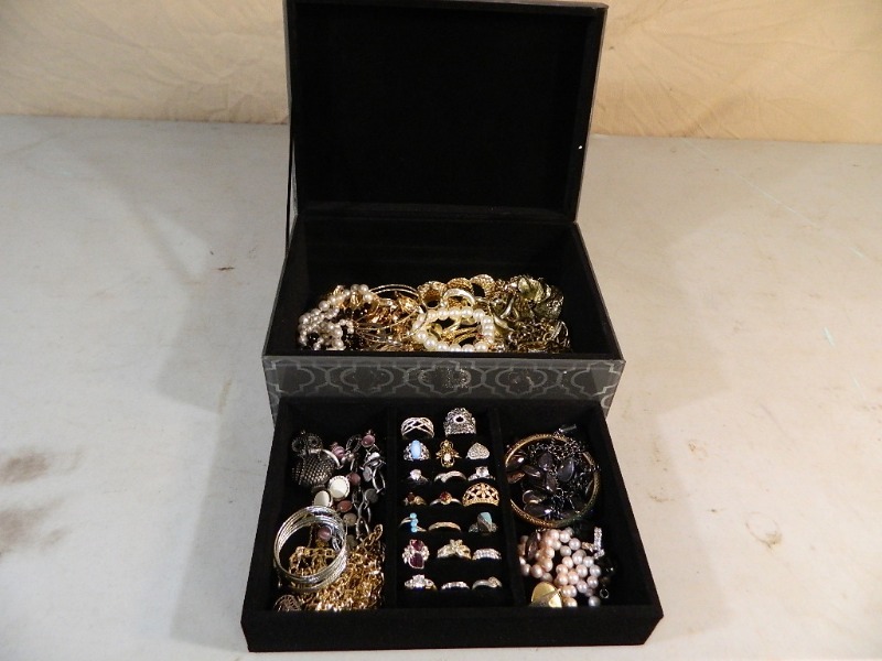 lot 2 image: Glass Jewelry Box with Jewelry