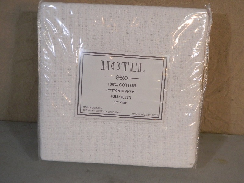 lot 21 image: New FullQueen Cotton Blanket