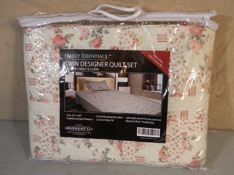 lot 23 image: New Twin Quilt Set