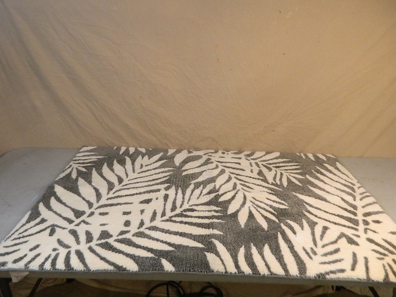 lot 28 image: New Designer Rug