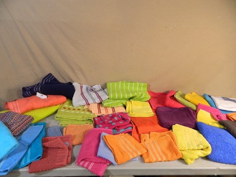 lot 118 image: Large Lot of New Towels