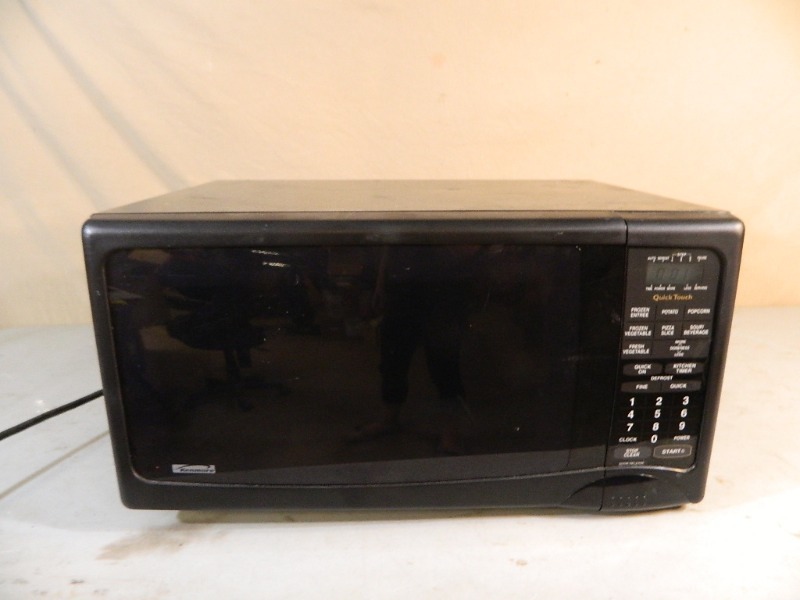 lot 147 image: Kenmore Microwave