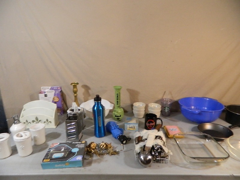 lot 152 image: Kitchen and Bathroom Items