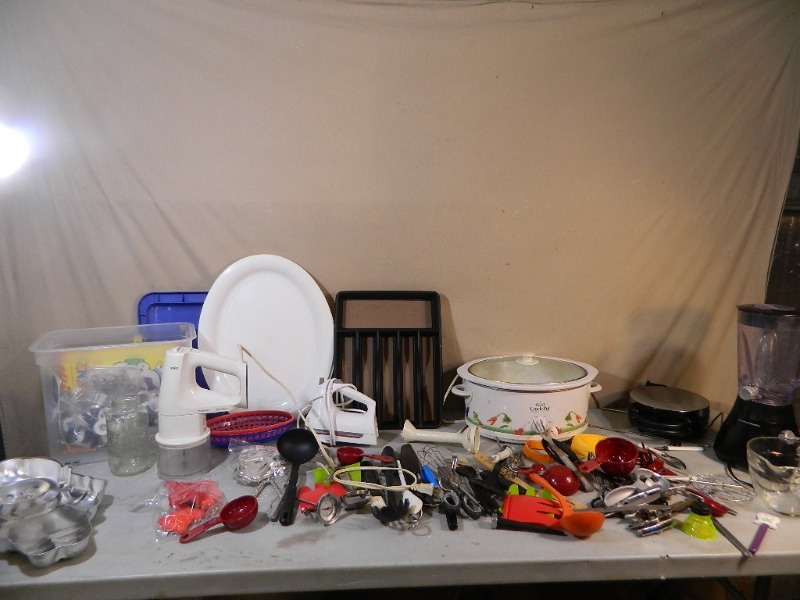 lot 163 image: Pampered Chef Glass Measuring Cup, Blender, and More