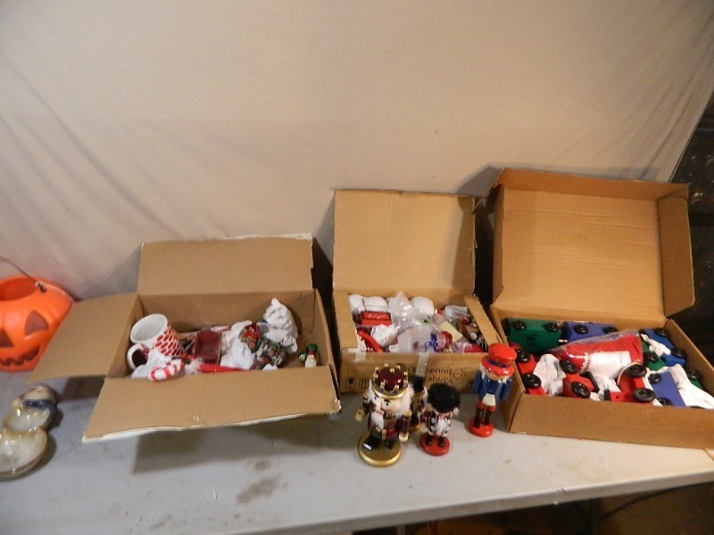 lot 170 image: Holiday Decor