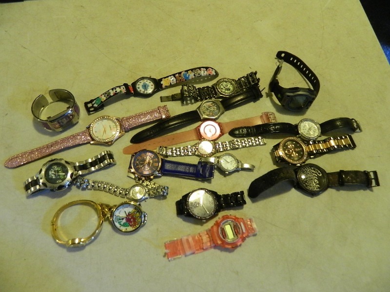 lot 4 image: Watches