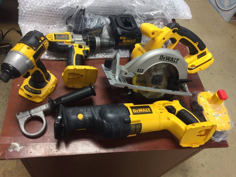 lot 170 image: Dewalt 18V Cordless Compact 4-Tool Combo Kit in working condicions