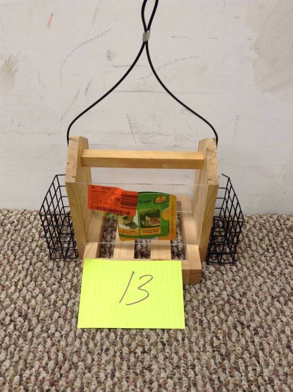 lot 13 image: Wild Wings WWCF28 Cedar 3-Quart Hopper with Suet slight damage