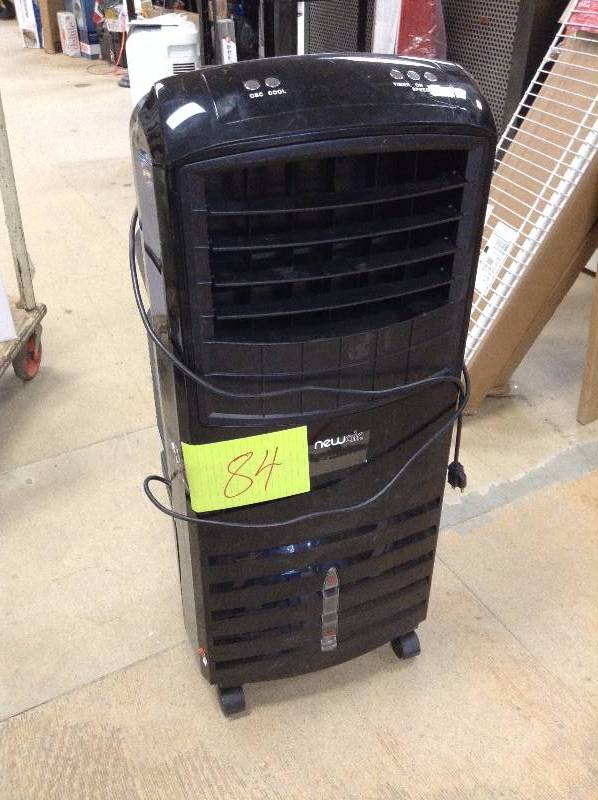 lot 84 image: NewAir AF-1000B Modern Portable Evaporative Cooler used missing hoses