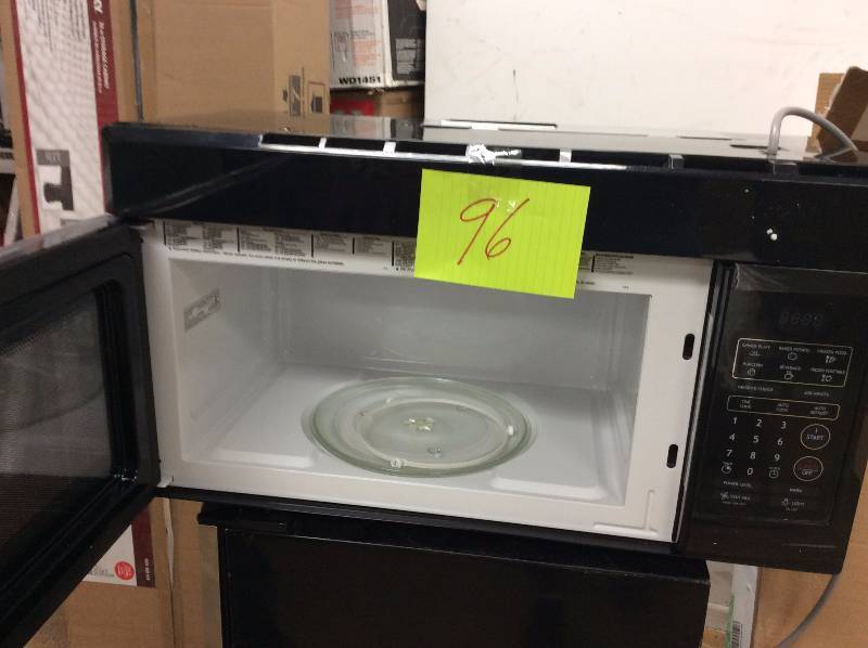 lot 96 image: Magic Chef MCO165UB microwave oven