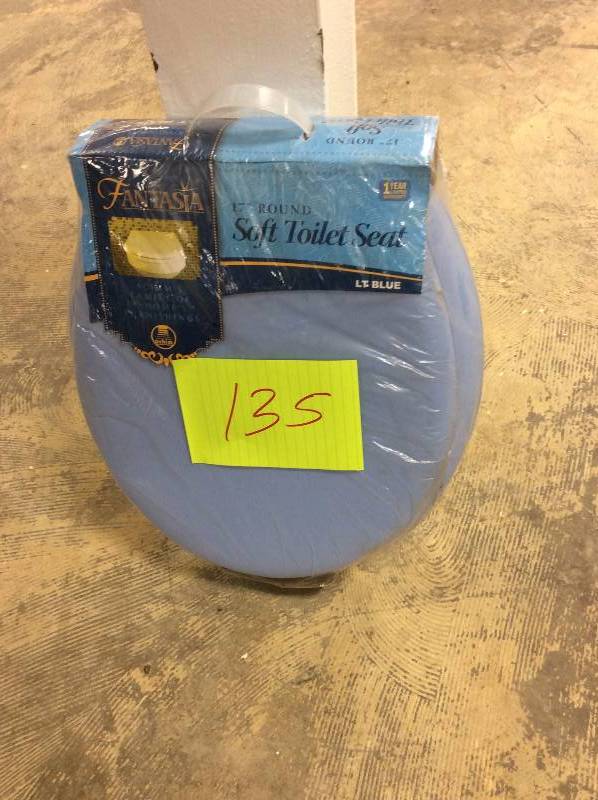 lot 135 image: 17 Round Soft Toilet seat light Blue New