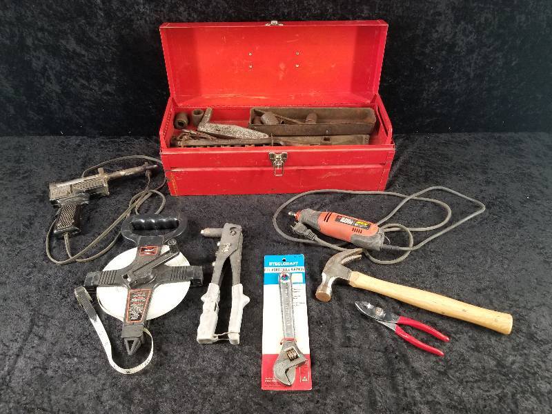 lot 9 image: Lot - Metal Toolbox & Content