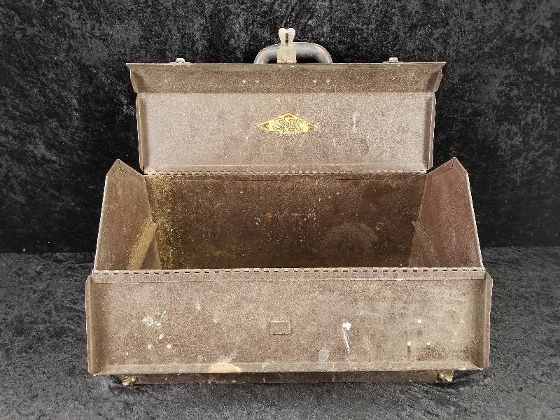 lot 12 image: Vintage SK Tool Metal Toolbox