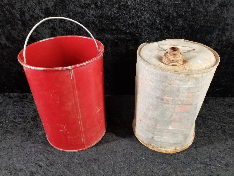 lot 16 image: Lot - Can & Bucket, appx 12x9