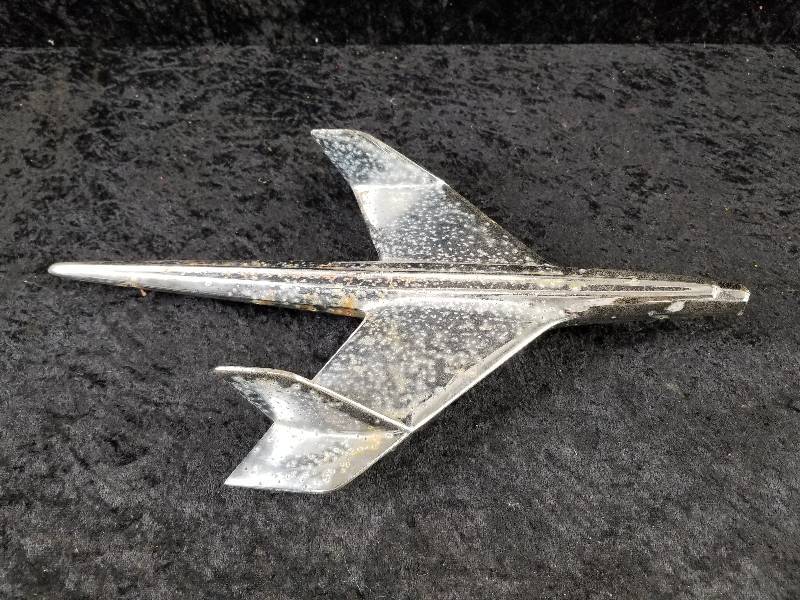 lot 18 image: Vintage 1950s Chev Hood Ornament, 15x10