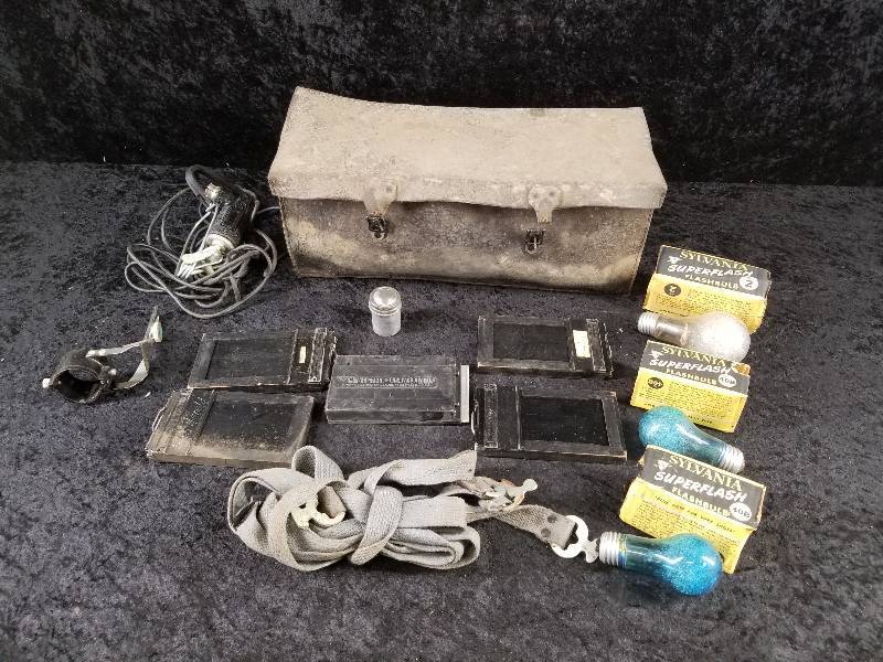 lot 25 image: Lot - Vintage Photo Items, Graflex Gryphic Film Pack Adapeter Cat No 1232, Flashbulbs, etc