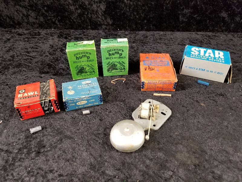 lot 33 image: Lot - Vintage NOS Hog Rings, etc