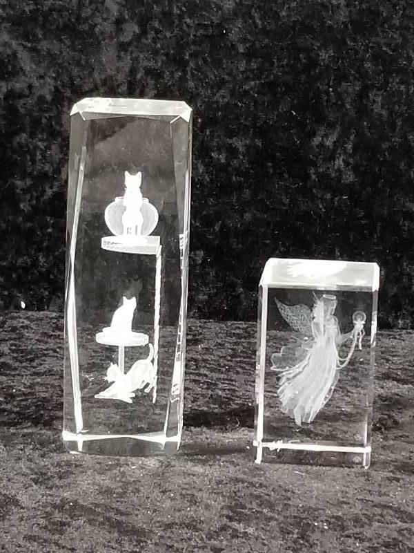 lot 36 image: Lot - 3d Lazer Etched Glass Paperweights - Cats & Angel