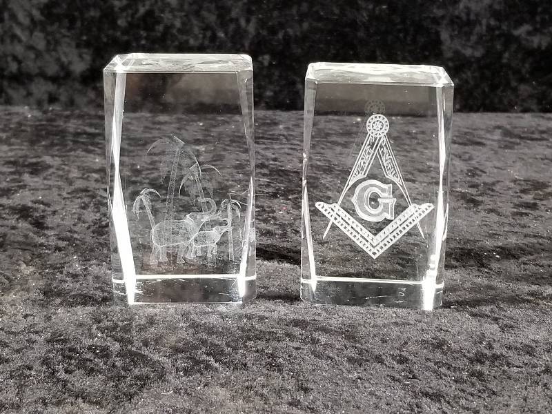 lot 37 image: Lot - 3d Lazer Etched Glass Paperweights - Elephants & Mason