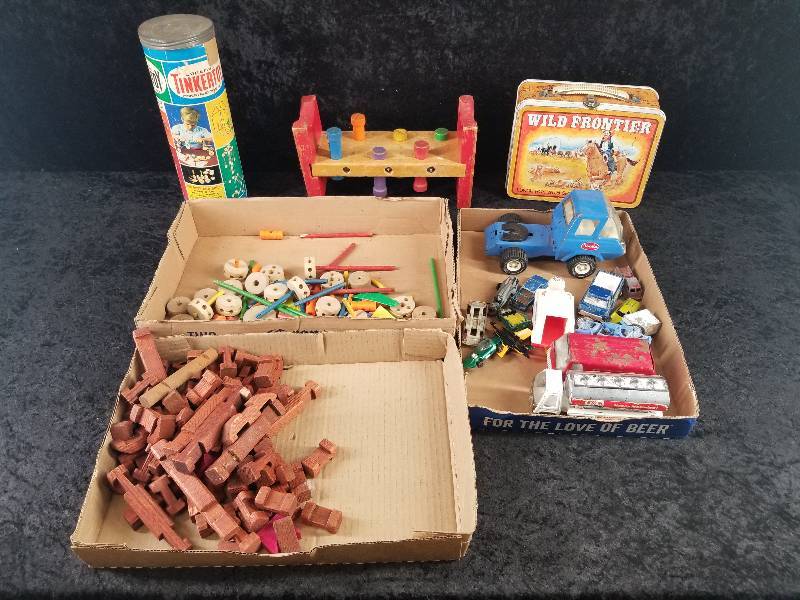lot 52 image: Lot - Misc Vintage Toys, Metal Lunch Box, Etc