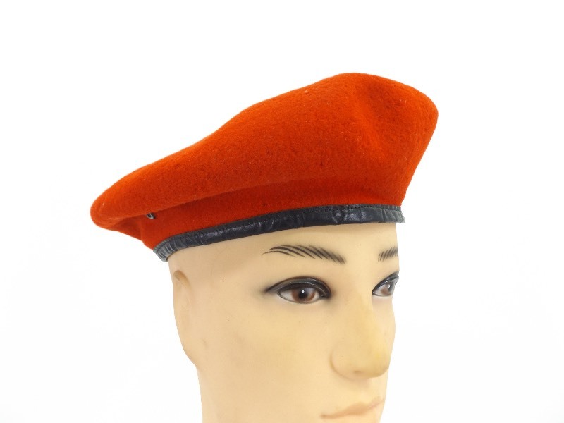 lot 7 image: Vintage 1952 Basque Beret
