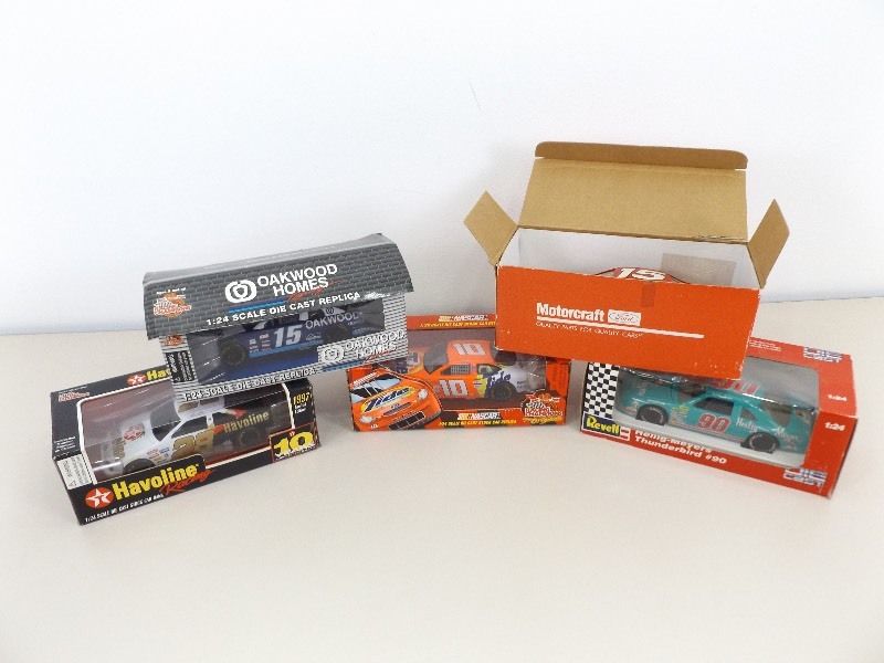 lot 40 image: 5 NRFB 124 Scale Race Cars
