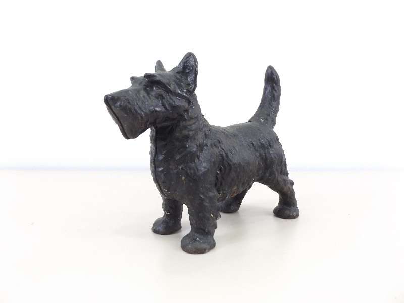 lot 42 image: Vintage Cast Iron Scottish Terrier Doorstop