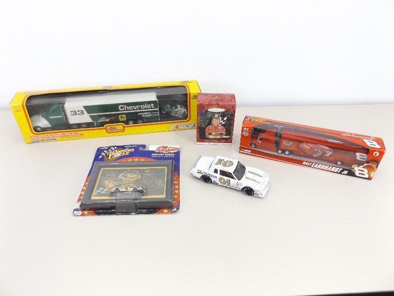 lot 41 image: Lot of NASCAR Collectibles