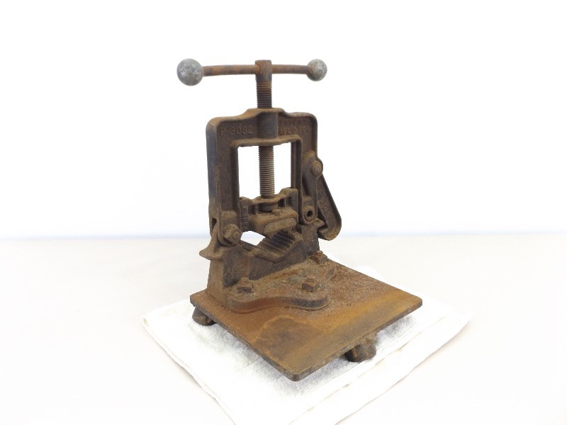 lot 46 image: Large Antique Iron Pipe Vise