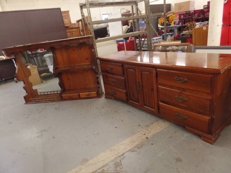 DRESSER WITH LIGHT UP HUTCH TOP