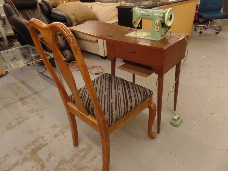 SEWING MACHINE WITH CABINET