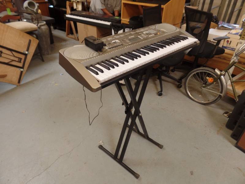 YAMAHA ELECTRONIC KEYBOARD