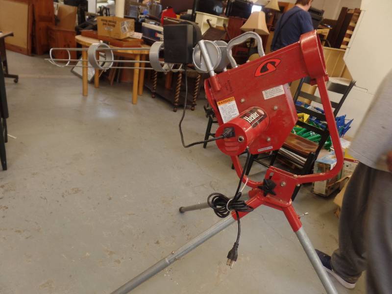 PITCHING MACHINE