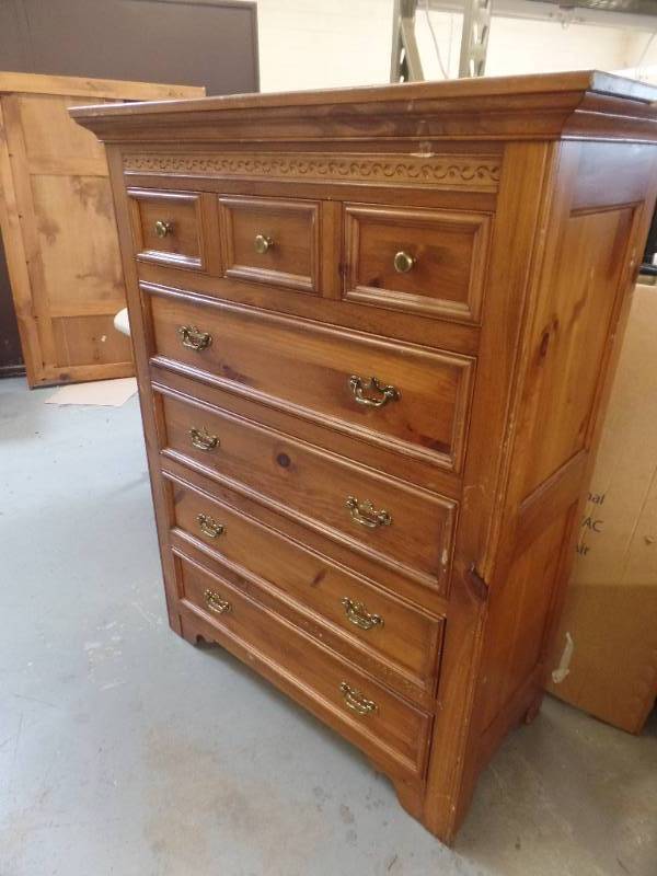 PENNSYLVANIA HOUSE CHEST OF DRAWERS