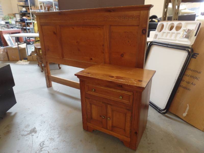 PENNSYLVANIA HOUSE HEADBOARD AND NIGHTSTAND