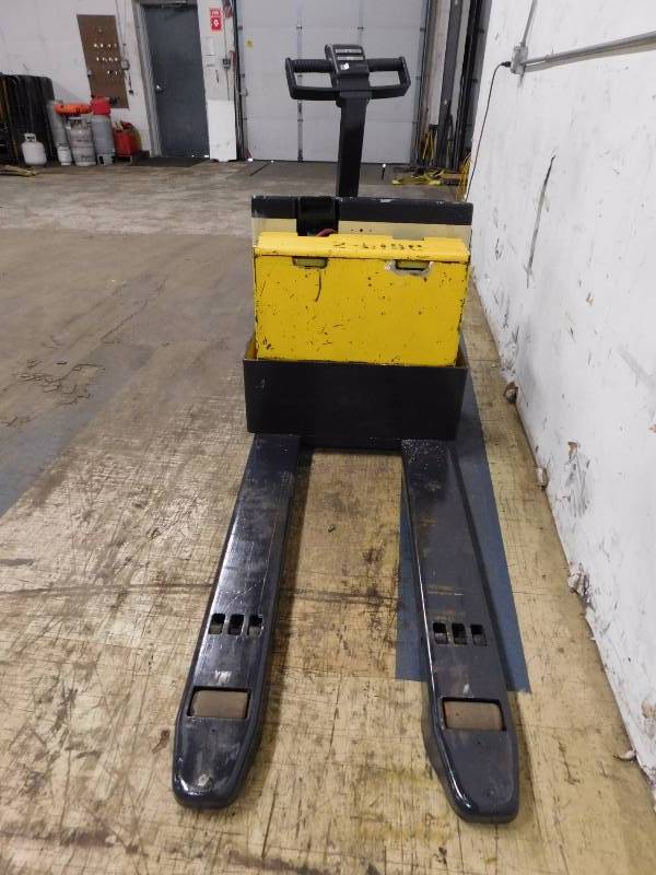 lot 1 image: 4000lb Crown Electric Pallet Jack