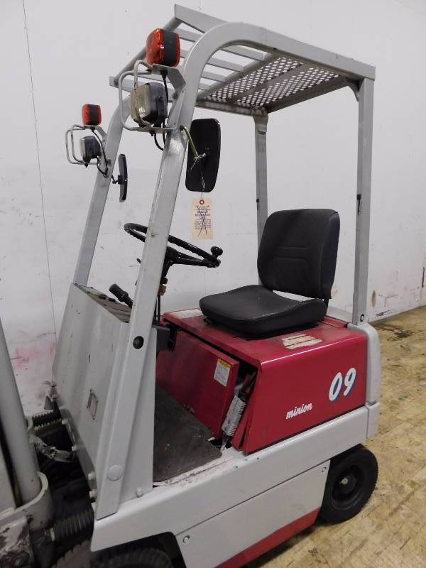 lot 3 image: 2000lb Komatsu Compact Forklift