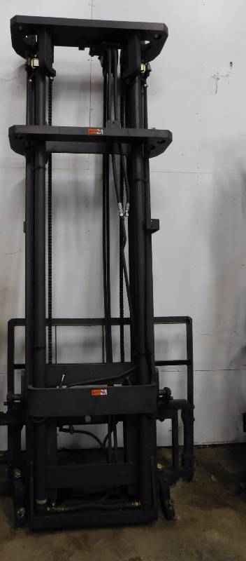 lot 8 image: Komatsu Forklift Mast