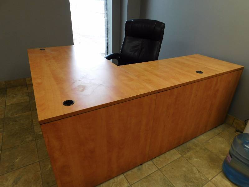 lot 11 image: L-Shape Desk