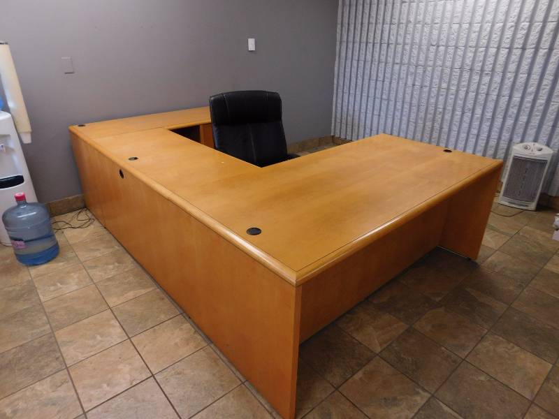 lot 12 image: U-Shape Excutive Wood Desk with chair