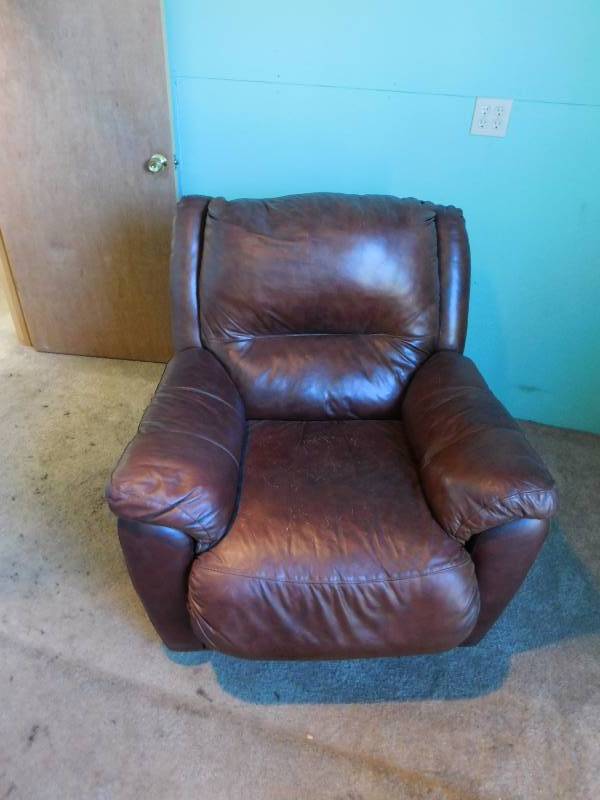 lot 14 image: Brown Leather Reclining Chair