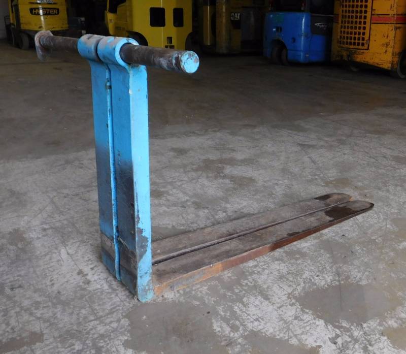 lot 20 image: 42 Pin Style Forklift Forks