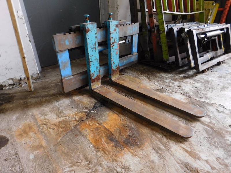 lot 21 image: 32 Forklift Forks with Side Shift
