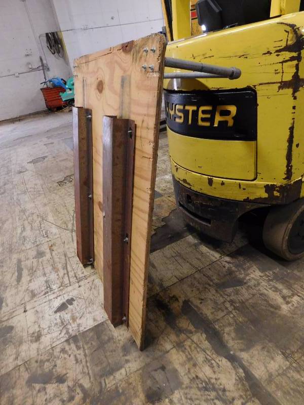 lot 27 image: Forklift Pallet and Ladder
