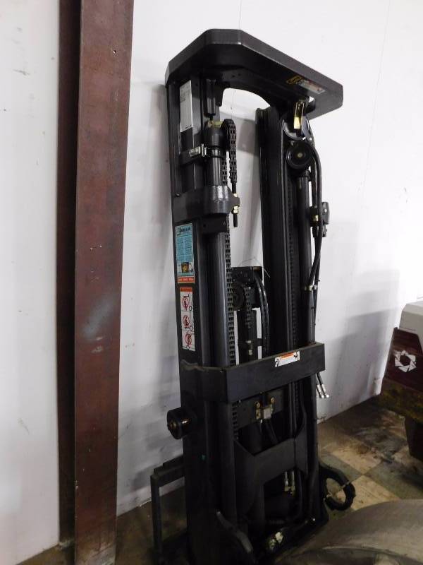 lot 24 image: Mitsubishi 5000lb Forklift Mast