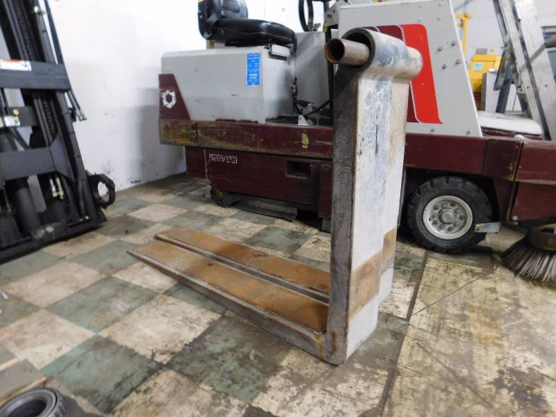 lot 26 image: 48 Pin Style Forklift Forks